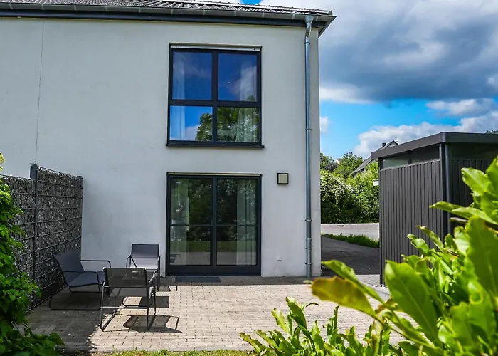 Photo de Glueckshaelfte - Moderne Haushaelfte - Xxl-Parkplatz, Wlan & Garten Nahe Trier & Luxemburg Fohren