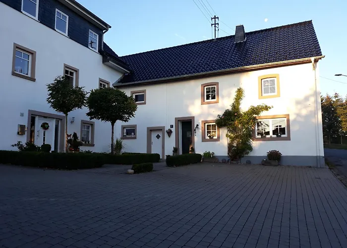 Photo de Eifelferienhaus An Der Kapelle - Kostenlose Sauna, Ofen Kerschenbach